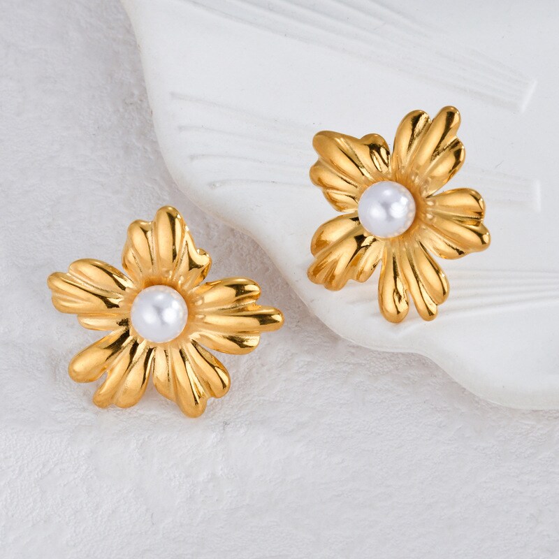 1 Pair Romantic Retro Style Flower Shape Stainless Steel 18K Gold Plated Inlay Artificial Pearl Women's Stud Earrings h5 